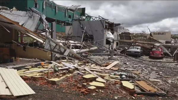 Tornado destruiu cidade no Paraná por Reprodução/TV Globo