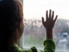 Imagem - Após nova lei, pais ausentes devem pagar indenização por abandono; saiba o que muda na prática