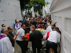 Imagem - Enterro de padre morto em desabamento de marquise é marcado por choro e comoção de fiéis