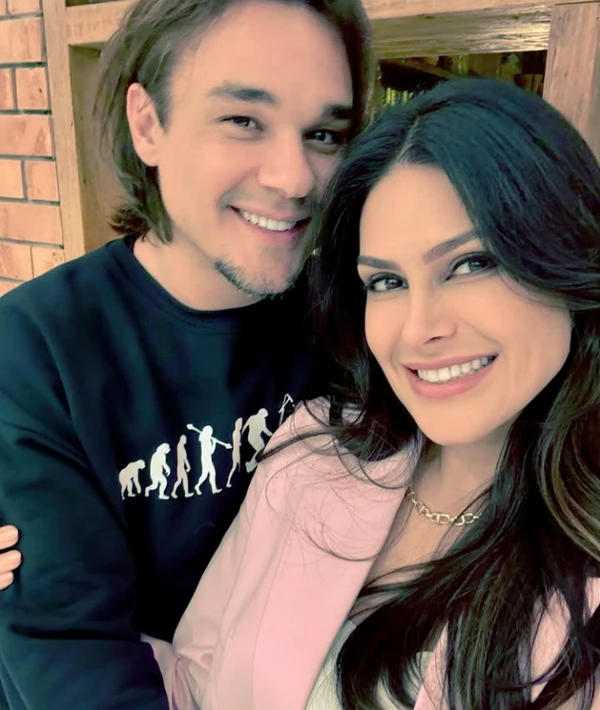 Cantor Leandro, do grupo KLB, e a família por Reprodução | Instagram