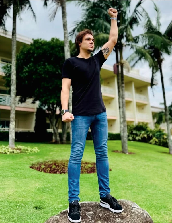 Cantor Leandro, do grupo KLB, e a família por Reprodução | Instagram