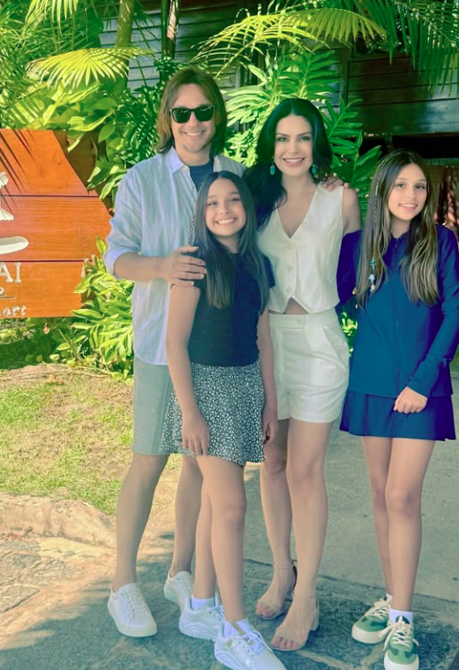 Cantor Leandro, do grupo KLB, e a família por Reprodução | Instagram