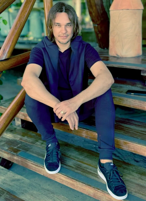 Cantor Leandro, do grupo KLB, e a família por Reprodução | Instagram