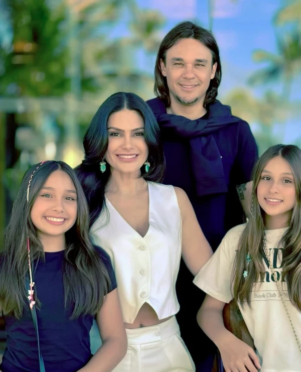 Cantor Leandro, do grupo KLB, e a família por Reprodução | Instagram