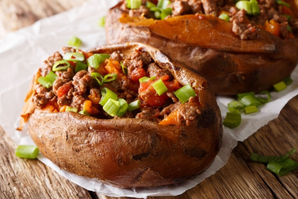 Batata-doce assada recheada com carne moída (Imagem: Sergii Koval | Shutterstock)
