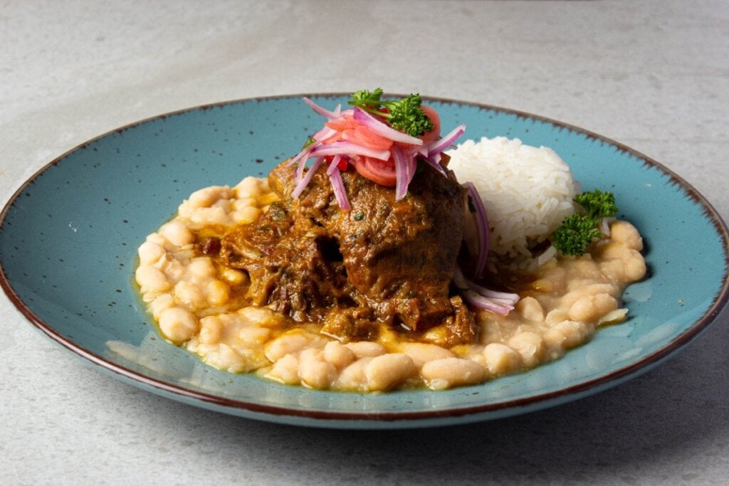 Carne com feijão-branco e arroz (Imagem: Jelenyer Rangel | Shutterstock)