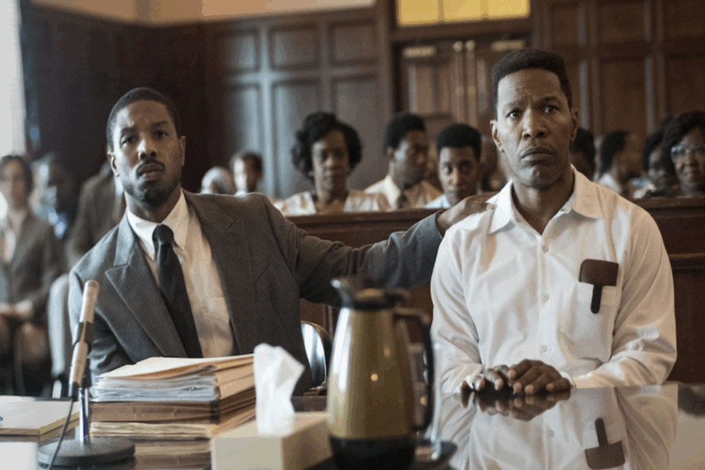 Em &#8220;Luta por Justiça&#8221;, Bryan oferece assistência jurídica gratuita a pessoas que foram condenadas injustamente (Imagem: Reprodução digital | WARNER BROS.)