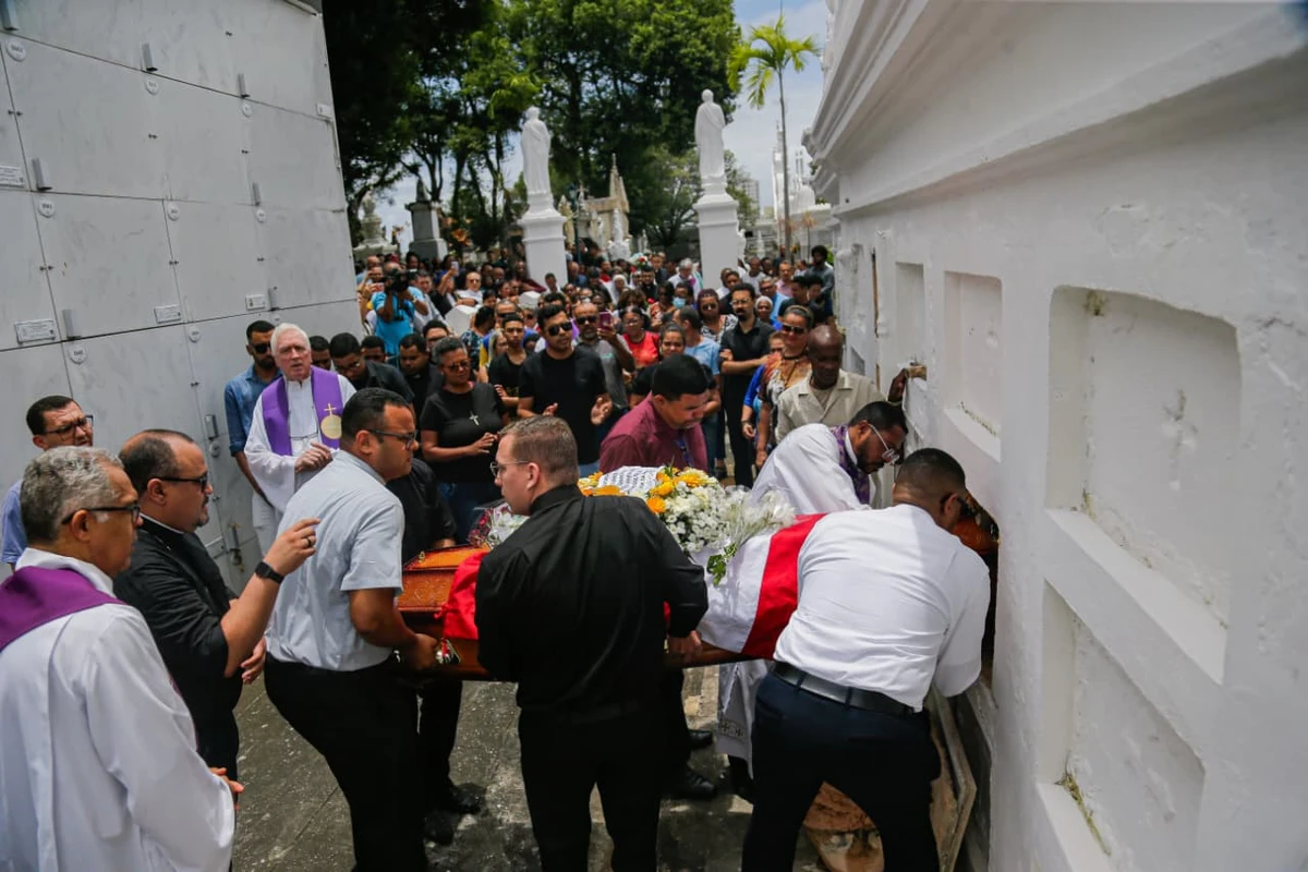 Enterro do padre Carlos Augusto da Cruz Silva por Arisson Marinho/CORREIO 
