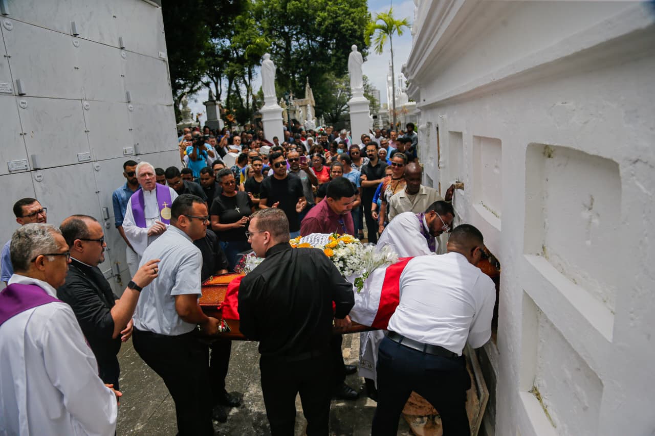 Enterro do padre Carlos Augusto da Cruz Silva por Arisson Marinho/CORREIO 