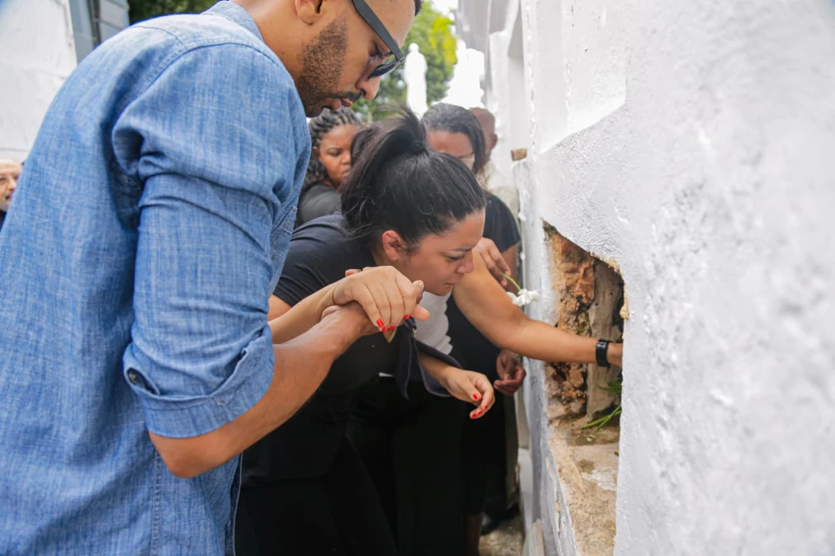 Enterro do padre Carlos Augusto da Cruz Silva por Arisson Marinho/CORREIO 