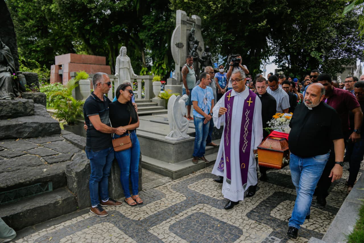 Enterro do padre Carlos Augusto da Cruz Silva por Arisson Marinho/CORREIO 