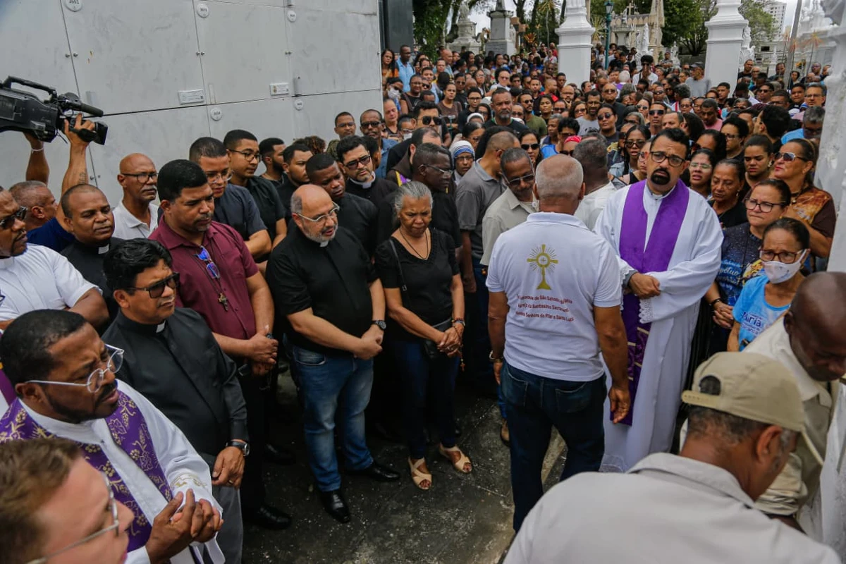 Enterro do padre Carlos Augusto da Cruz Silva por Arisson Marinho/CORREIO 
