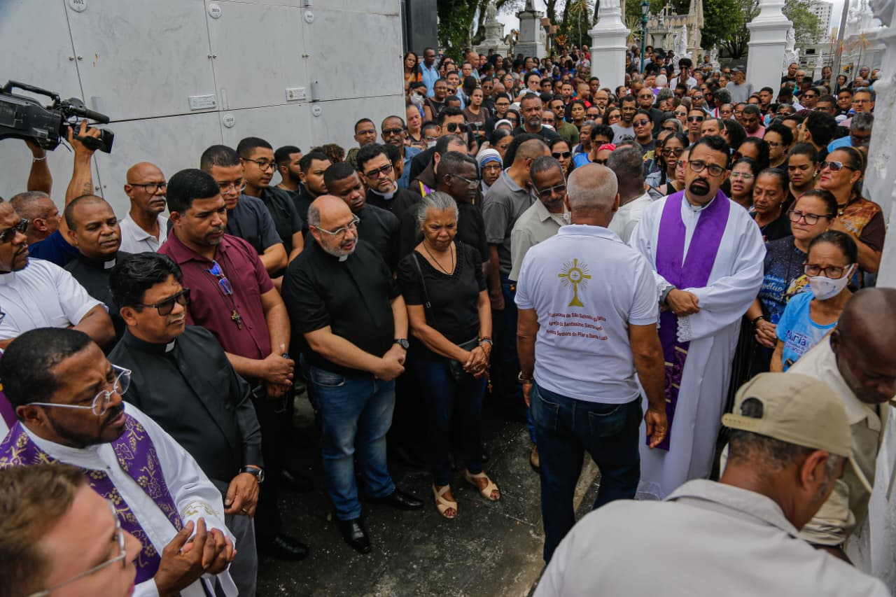 Enterro do padre Carlos Augusto da Cruz Silva por Arisson Marinho/CORREIO 