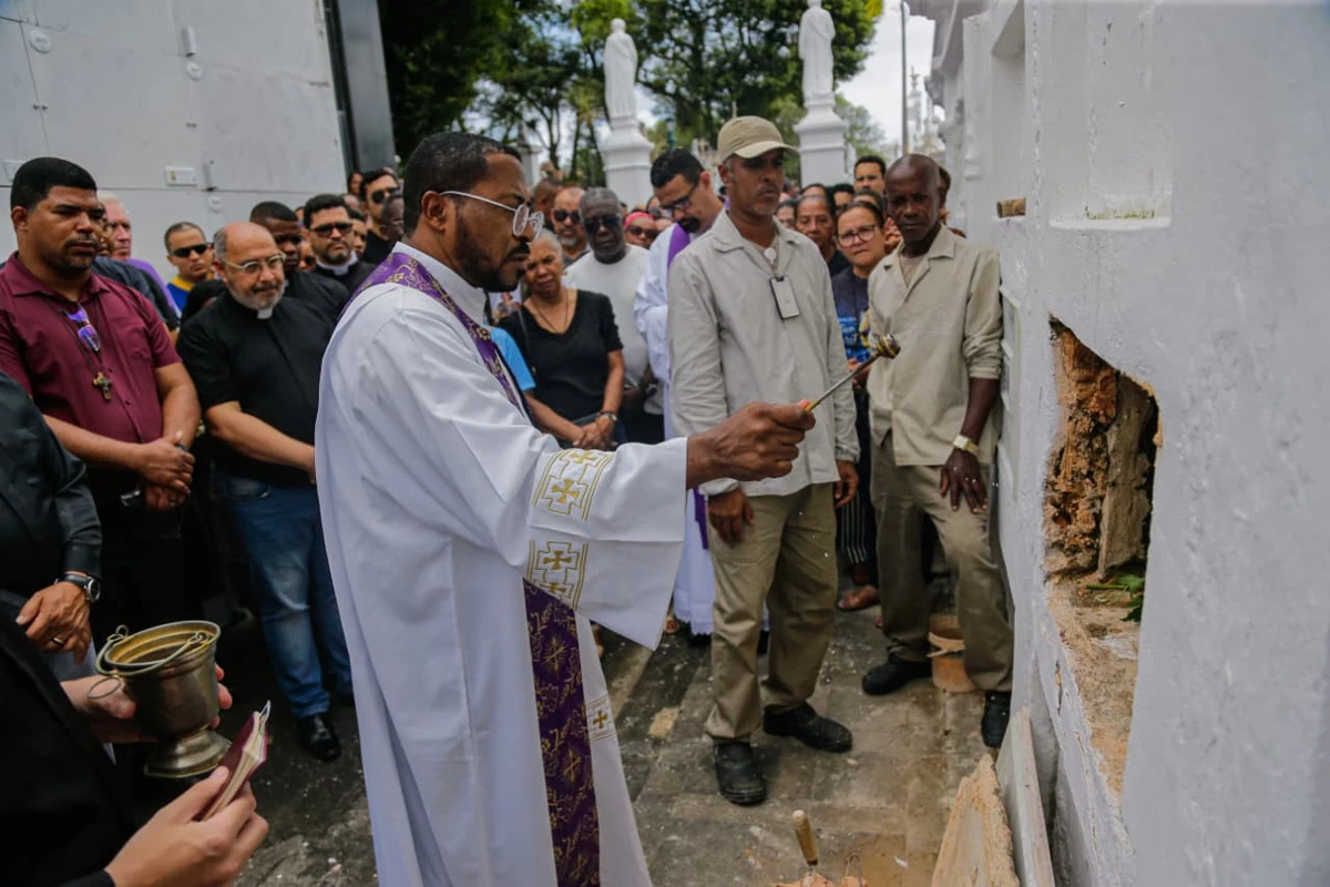 Enterro do padre Carlos Augusto da Cruz Silva por Arisson Marinho/CORREIO 
