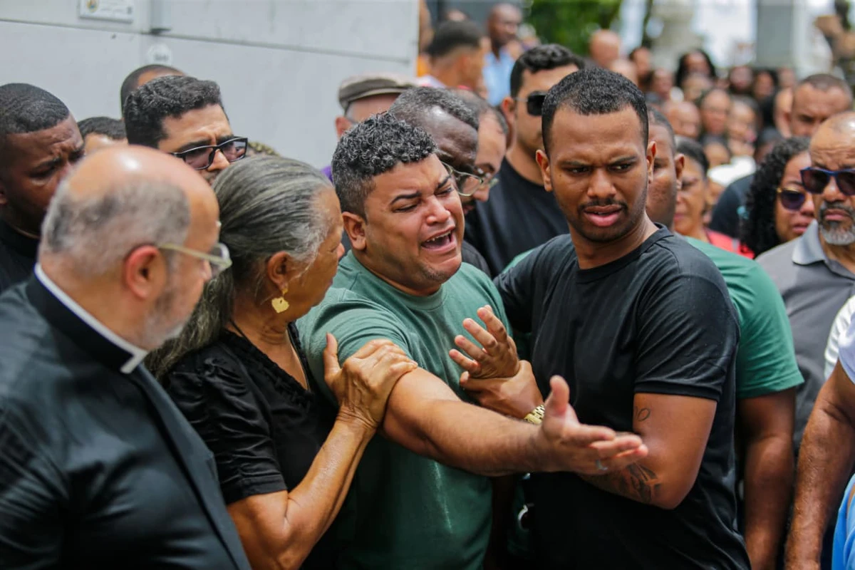 Enterro do padre Carlos Augusto da Cruz Silva por Arisson Marinho/CORREIO 
