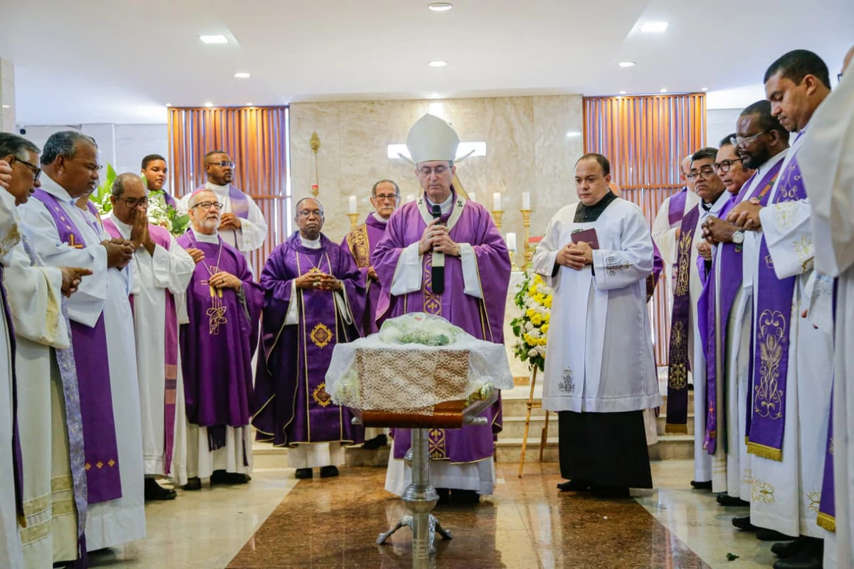 Enterro do padre Carlos Augusto da Cruz Silva por Arisson Marinho/CORREIO