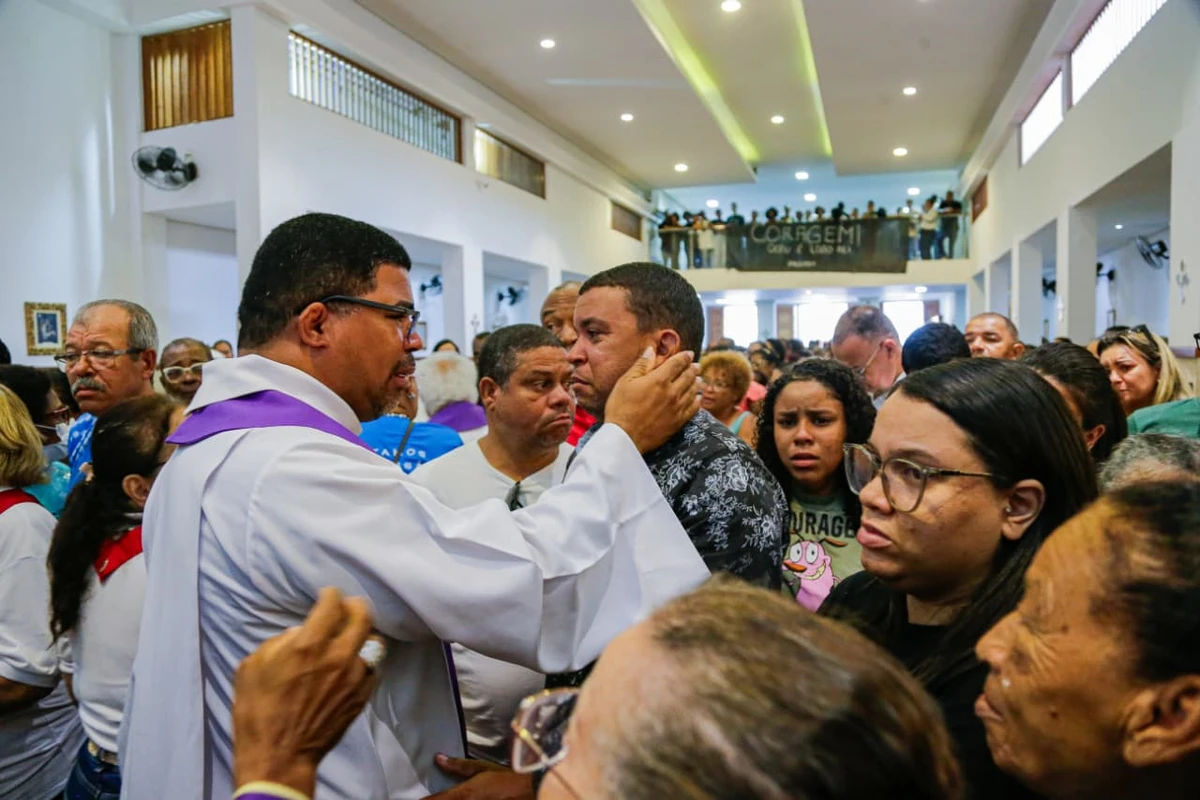 Enterro do padre Carlos Augusto da Cruz Silva por Arisson Marinho/CORREIO