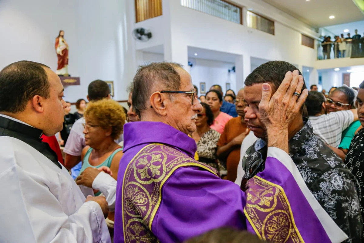 Enterro do padre Carlos Augusto da Cruz Silva por Arisson Marinho/CORREIO