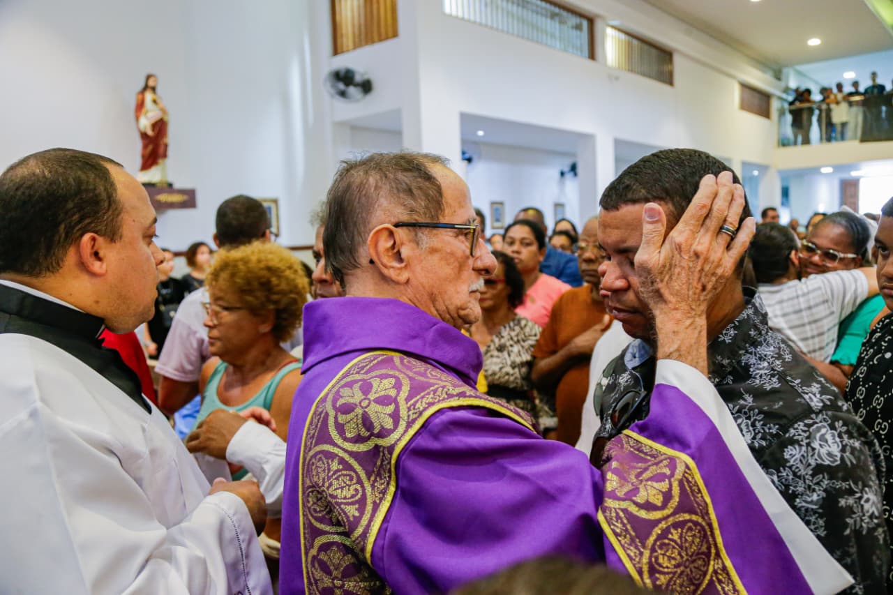 Enterro do padre Carlos Augusto da Cruz Silva por Arisson Marinho/CORREIO