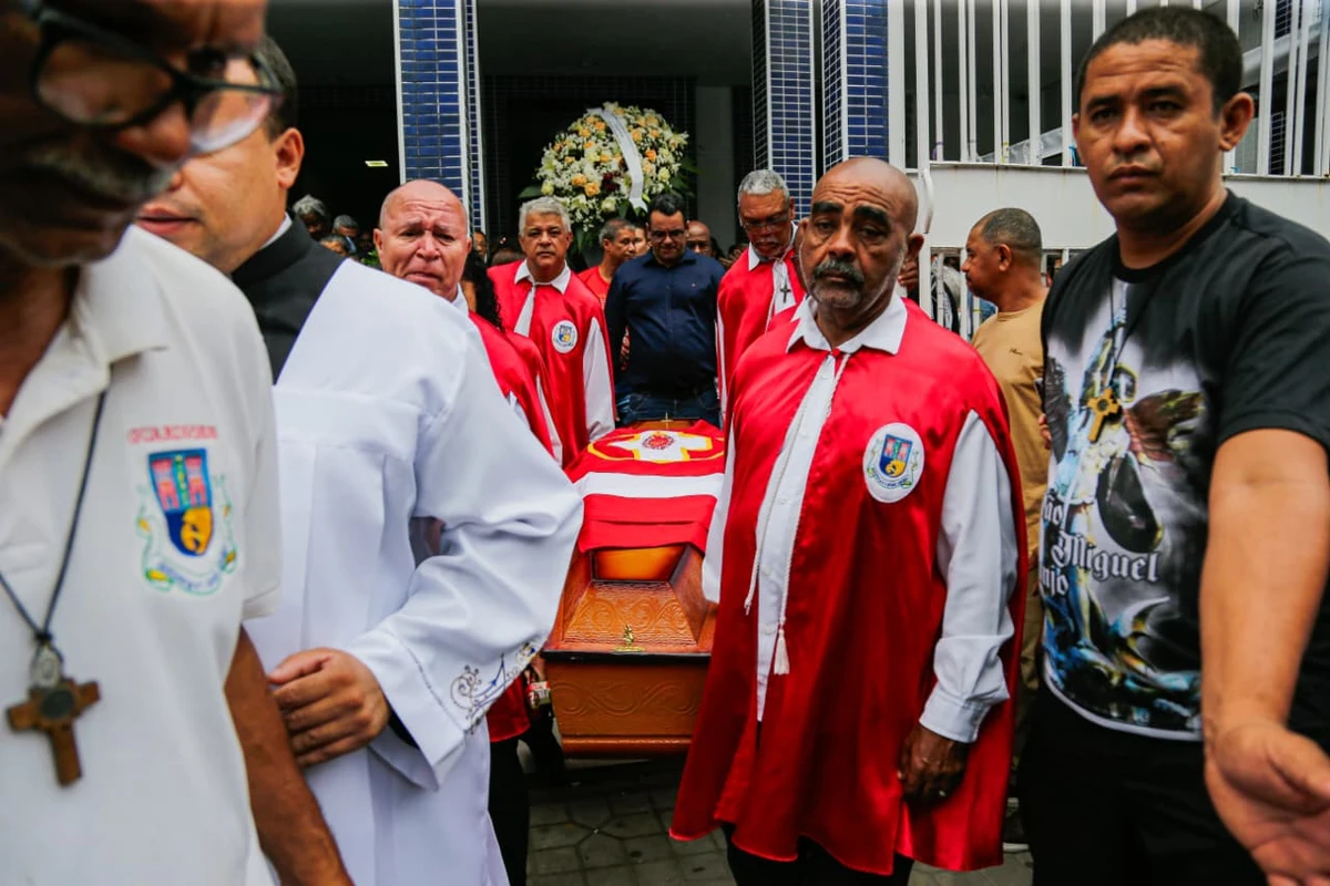 Enterro do padre Carlos Augusto da Cruz Silva por Arisson Marinho/CORREIO