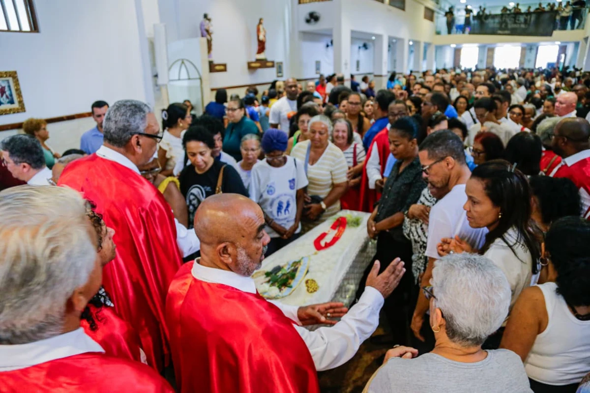 Enterro do padre Carlos Augusto da Cruz Silva por Arisson Marinho/CORREIO