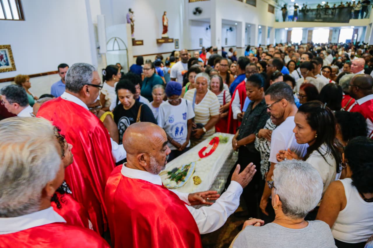 Enterro do padre Carlos Augusto da Cruz Silva por Arisson Marinho/CORREIO