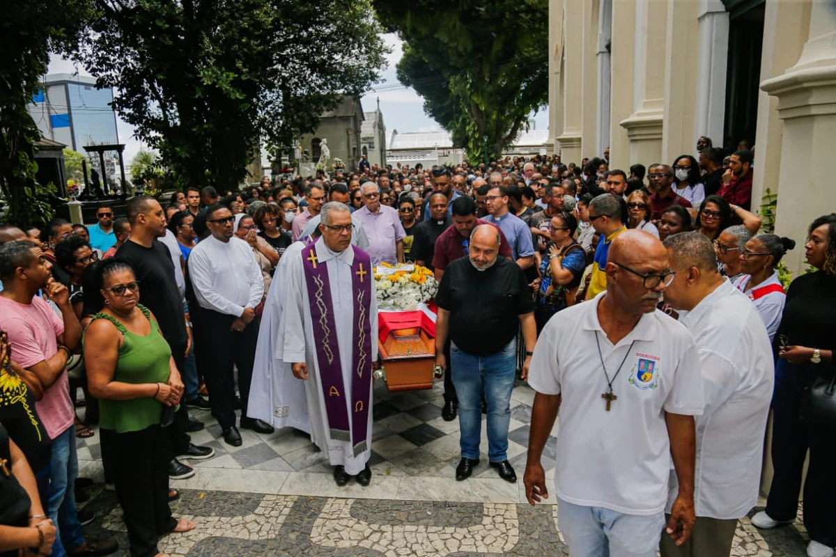 Enterro do padre Carlos Augusto da Cruz Silva por Arisson Marinho/CORREIO