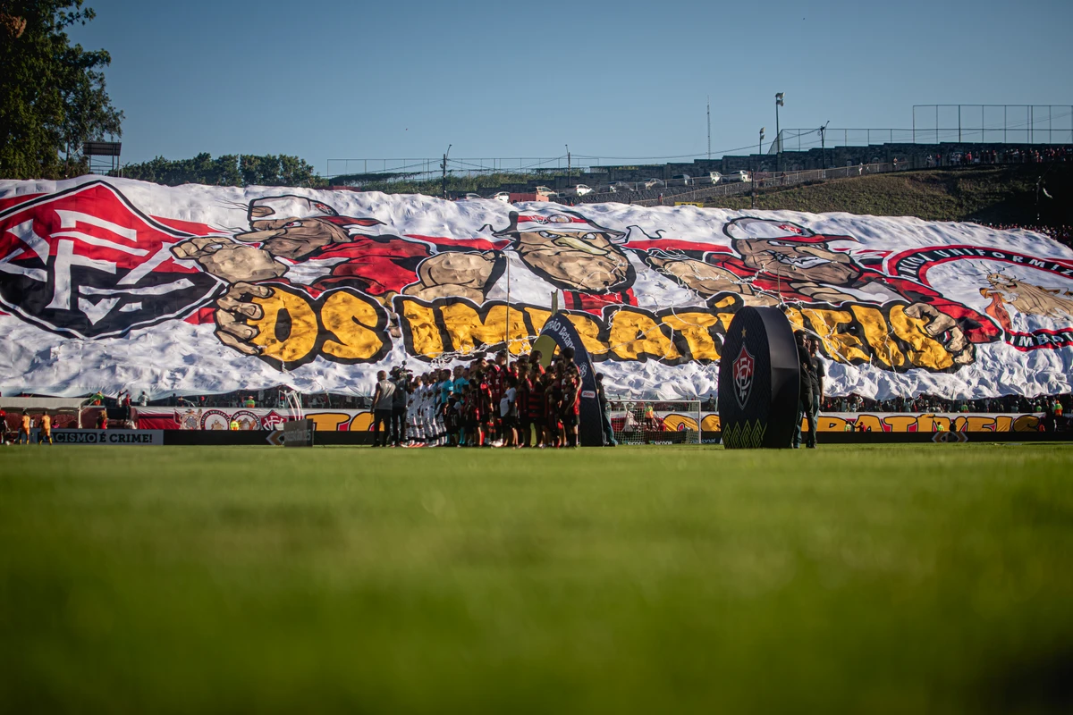 Festa nas arquibancadas do Barradão antes da bola rolar para Vitória x Botafogo