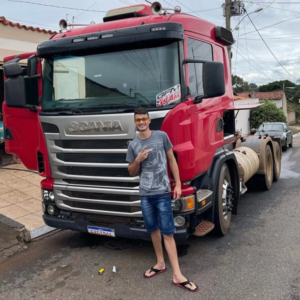 Gustavo compartilhava rotina como caminhoneiro nas redes sociais por Reprodução