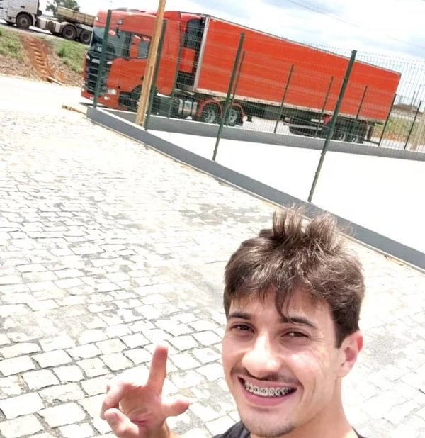 Gustavo compartilhava rotina como caminhoneiro nas redes sociais por Reprodução