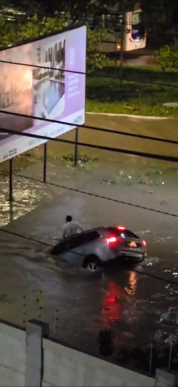 Motorista é 'engolido' por enxurrada após fortes chuvas na Bahia por Reprodução 