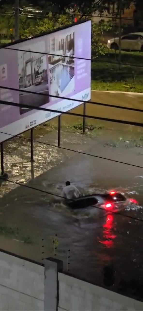 Motorista é 'engolido' por enxurrada após fortes chuvas na Bahia por Reprodução 