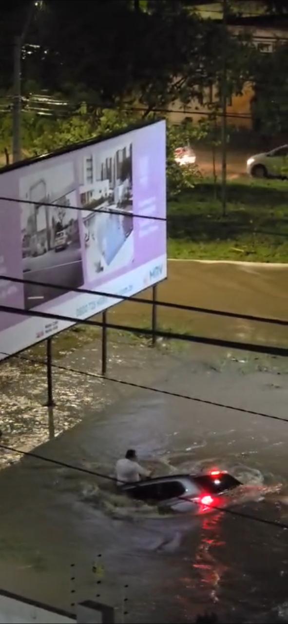 Motorista é 'engolido' por enxurrada após fortes chuvas na Bahia por Reprodução 