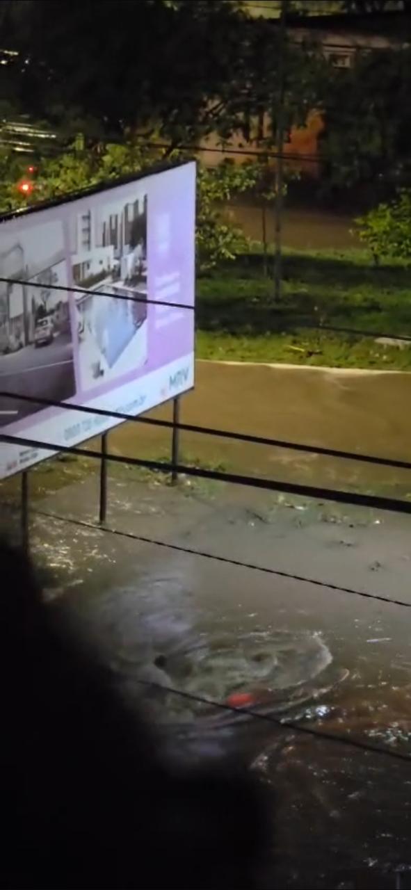 Motorista é 'engolido' por enxurrada após fortes chuvas na Bahia por Reprodução 