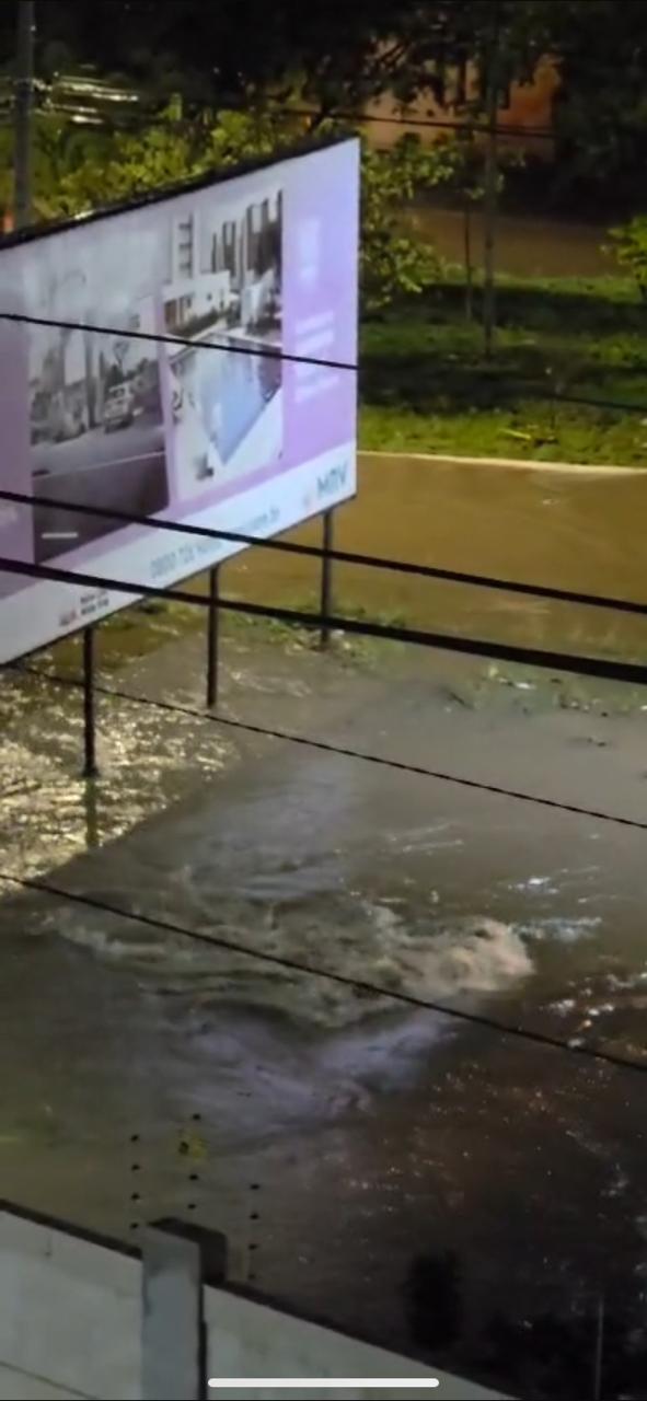 Motorista é 'engolido' por enxurrada após fortes chuvas na Bahia por Reprodução 