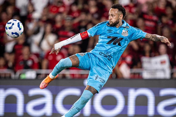 Neymar em ação pelo Santos contra o Flamengo