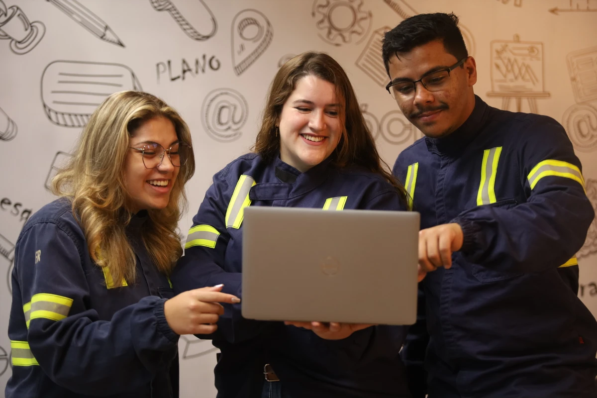 Para se inscrever, é necessário que os candidatos e candidatas estejam matriculados em cursos de bacharelado, tecnólogo ou licenciatura