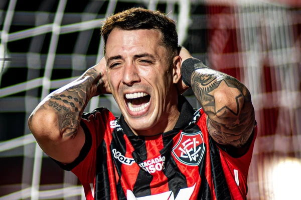 Renzo López lamentando gol perdido