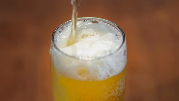 Técnica com sal, gelo e álcool deixa a bebida trincando em poucos minutos