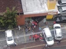 Imagem - Carro invade padaria no bairro da Graça; veja