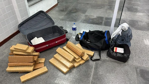 Cães farejadores ajudam polícia a flagrar 34kg de drogas em ônibus