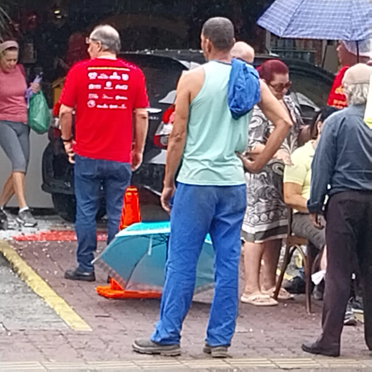Carro invade estabelecimento no bairro da Graça por Reprodução