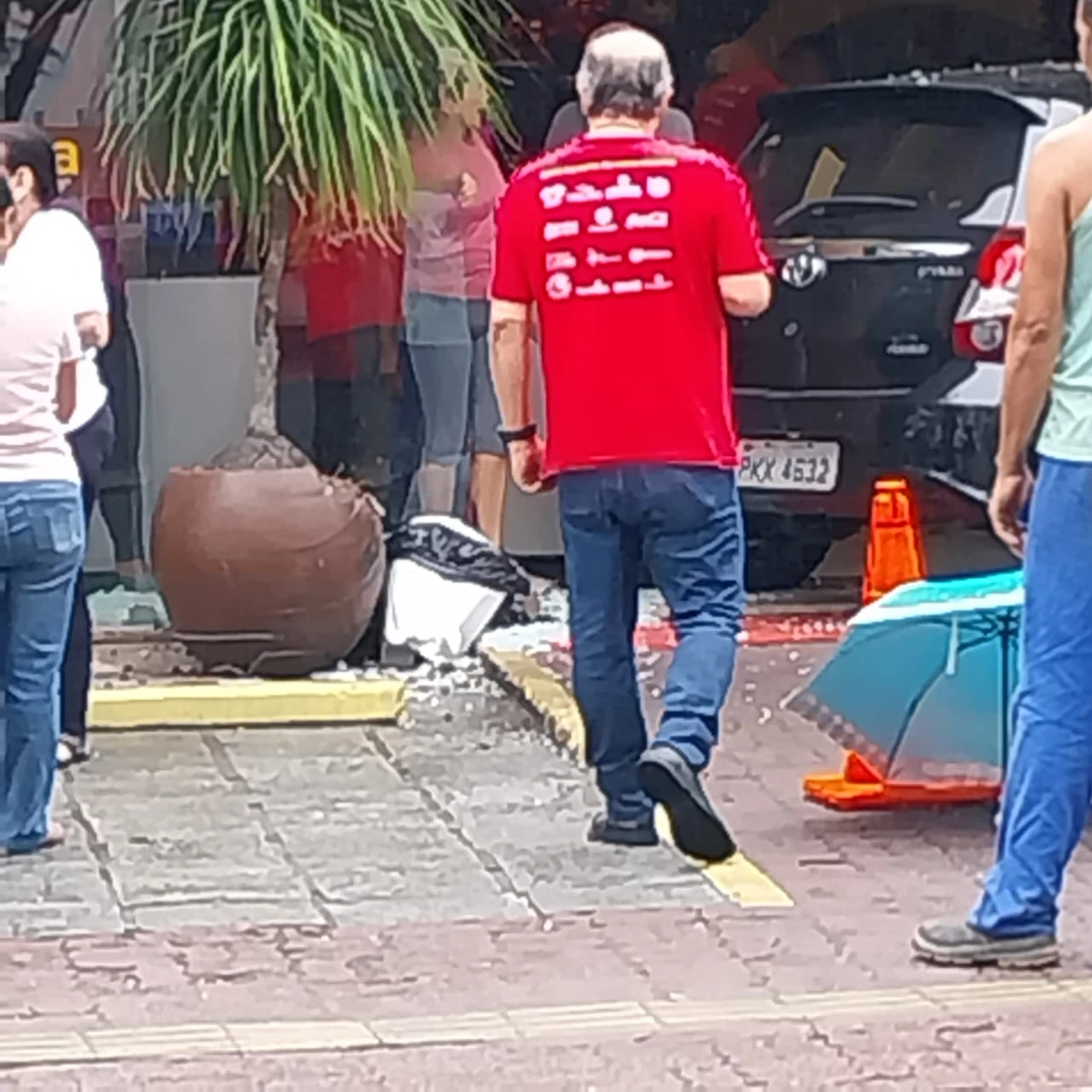 Carro invade estabelecimento no bairro da Graça por Reprodução