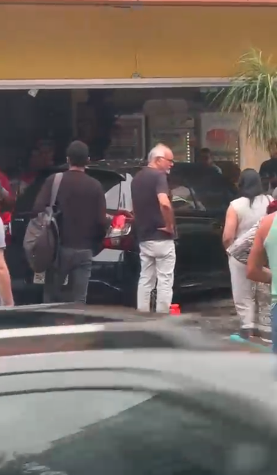 Carro invade estabelecimento no bairro da Graça por Reprodução