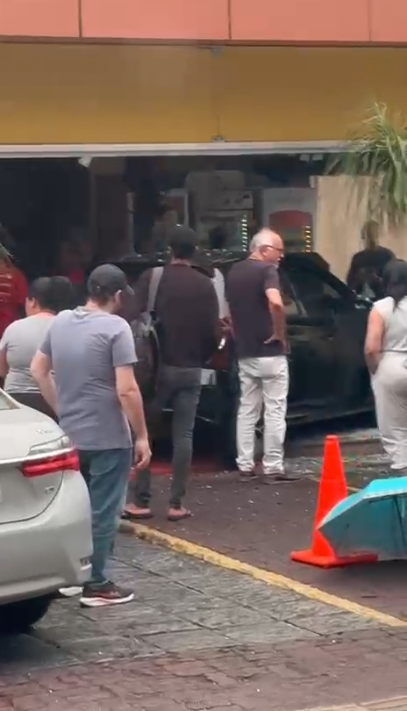 Carro invade estabelecimento no bairro da Graça por Reprodução