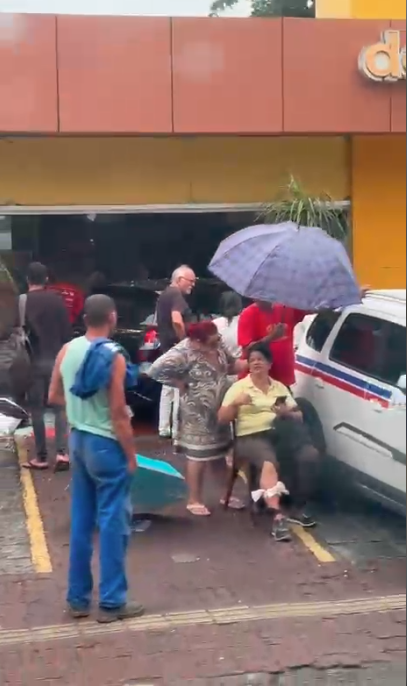 Carro invade estabelecimento no bairro da Graça por Reprodução