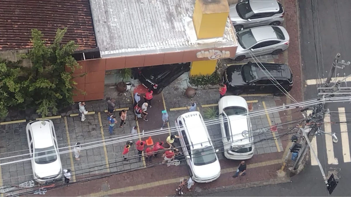 Carro invade estabelecimento no bairro da Graça, em Salvador
