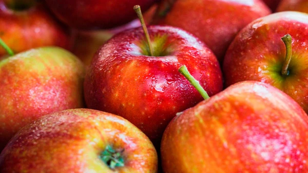 Com pectina e compostos naturais, a fruta favorece a saúde intestinal e contribui para o controle do colesterol.