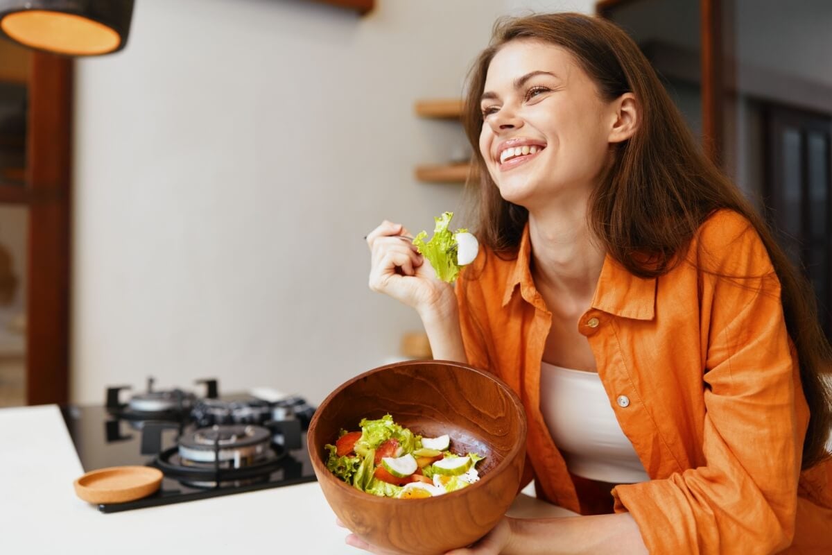 Emagrecer com saúde requer uma alimentação equilibrada e baseada em alimentos naturais (Imagem: ShotPrime Studio | Shutterstock) 