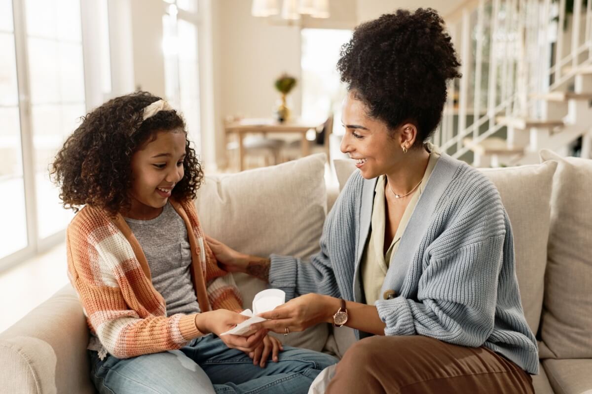 O diálogo aberto e a informação são essenciais para passar pela primeira menstruação com tranquilidade (Imagem: PeopleImages | Shutterstock)